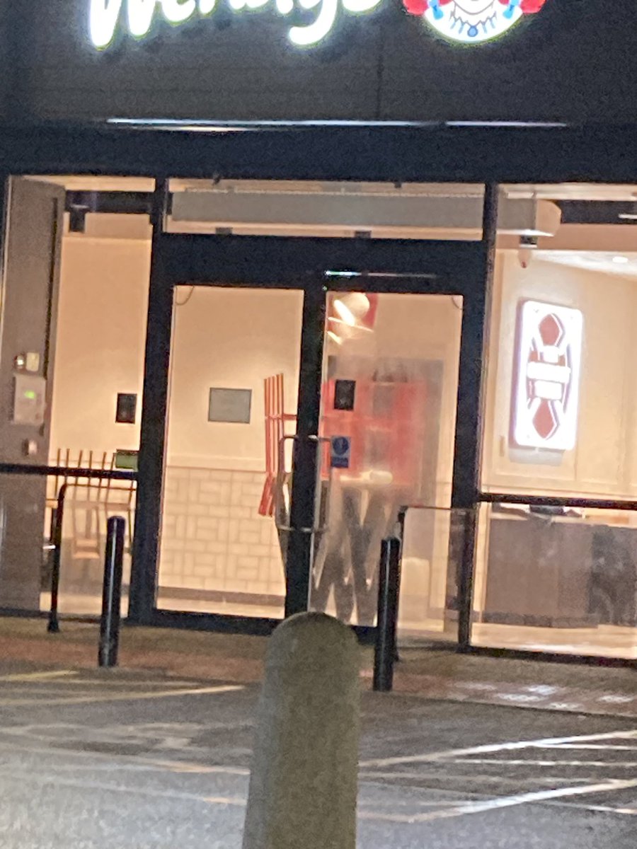 ECFlatRoofing's tweet photo. @Wendys what time does the #Brampton, #Huntingdon PE28 4NQ branch close? 

Every night closed before 9:30pm 

Website states 10pm. 4 cars already turned round since i been  here and yet closed https://t.co/kOVKNtFFNN