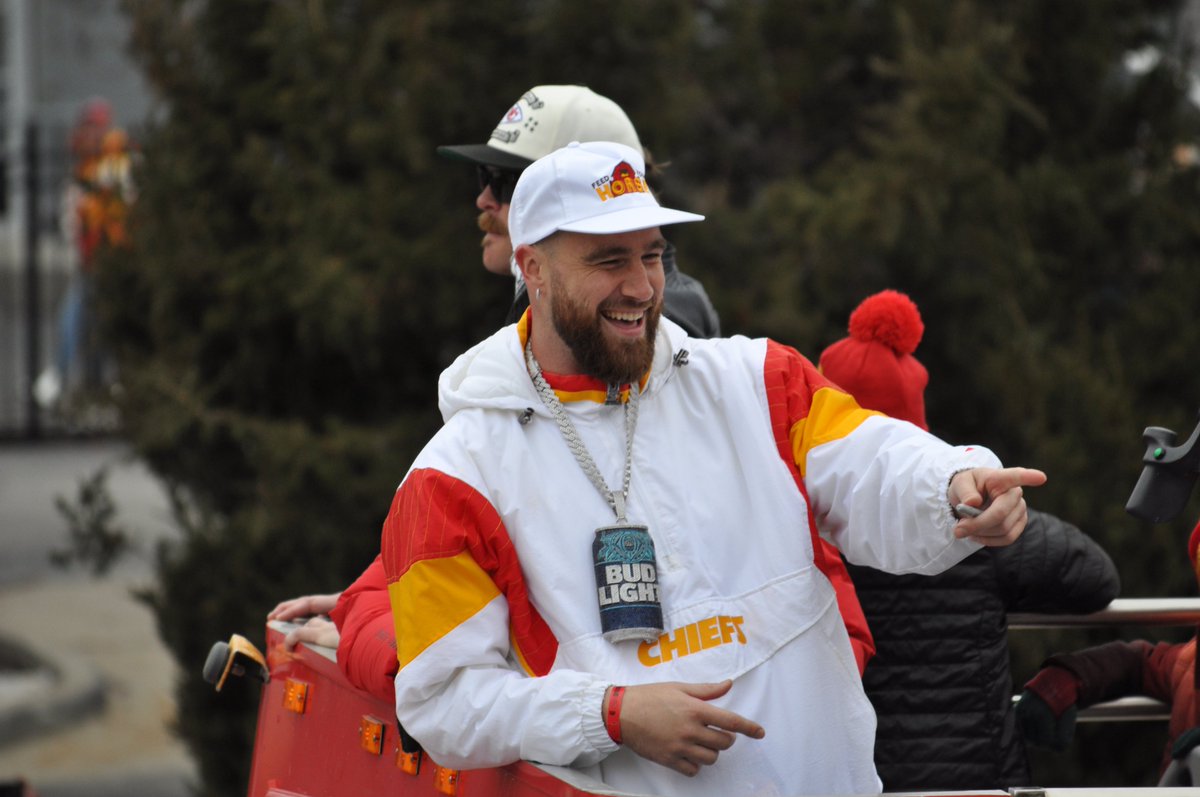 KCBizJournal's tweet photo. Kansas City #Chiefs fans cloaked Downtown in red for Wednesday's Super Bowl victory parade. See more than 100 photos on our website. https://t.co/UpNwHQpKr0 https://t.co/yc7h8PvUOe