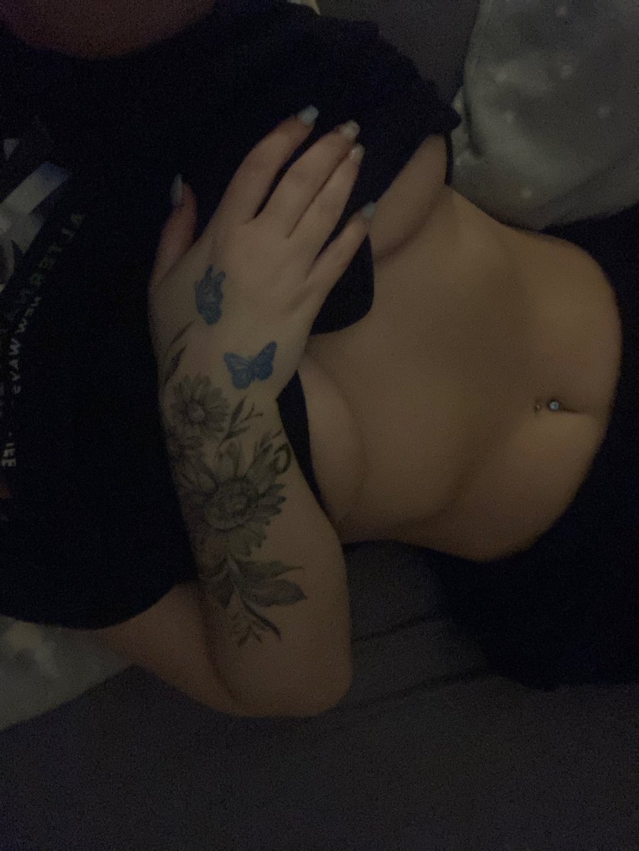 22__Boo's tweet photo. Gute Nacht 😘 
#gutenacht #boobs #germangirl #titties #deutschland #love #cumonme #inked #girlswithtattoos https://t.co/4dDSMR3fWm