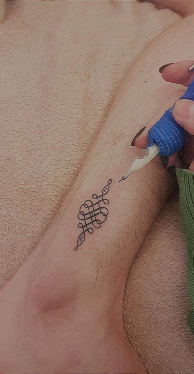 Remi57062148's tweet photo. TW: tattooing, needle
Look at her gooo!❤🖤

Benefits of having a tattoo artist partner🙃
This is her 8th work so far, and she's incredible already!🖤❤

#palayeroyale @PalayeRoyale
#sebastiandanzig @SebastianDanzig
#emersonbarrett @EmersonBarrett
#remingtonleith @RemingtonLeith https://t.co/1UHRkDBHR8