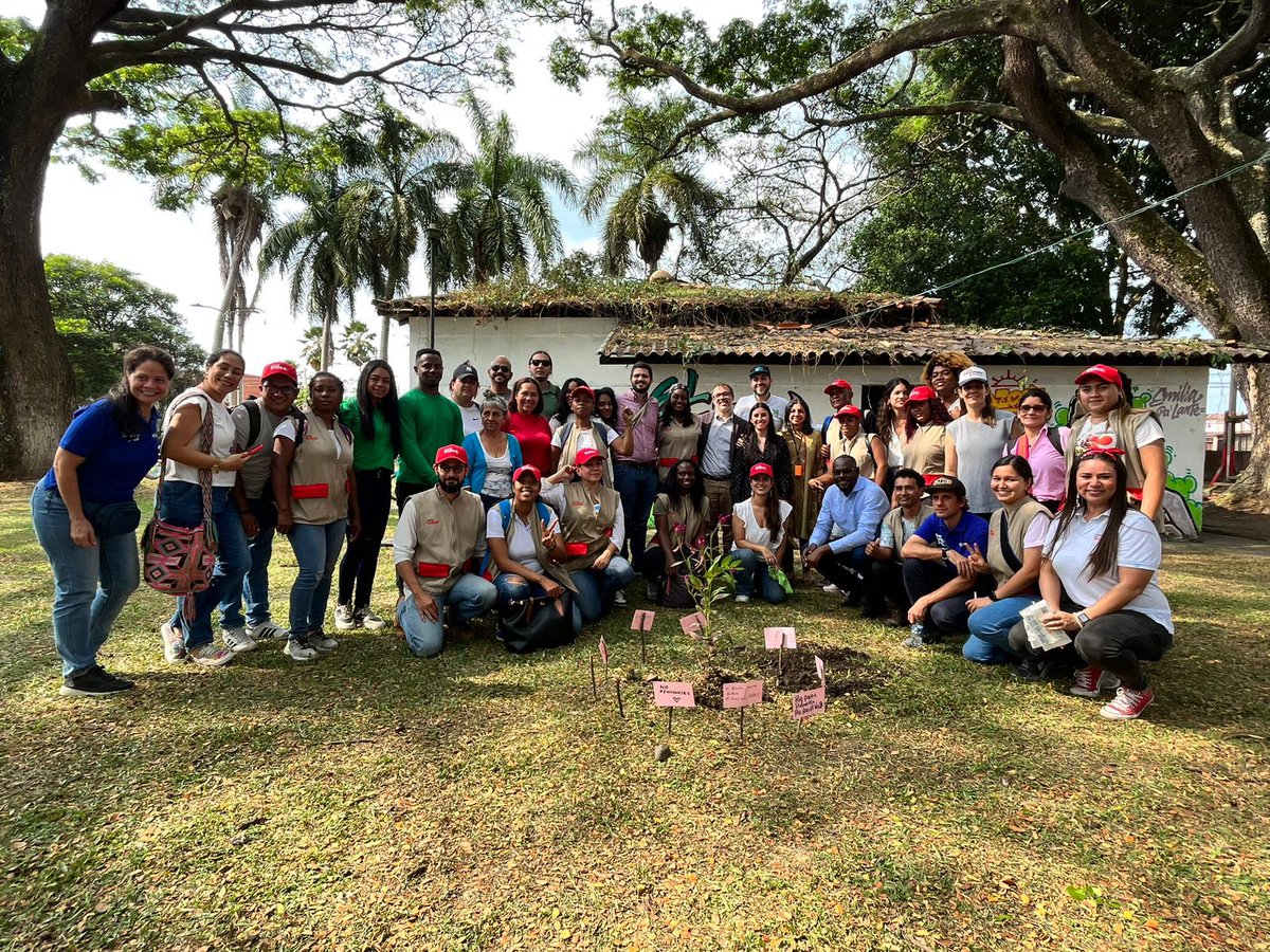 sidocfundacion's tweet image. ¡Sueña, siembra, florece! 
El Polideportivo del barrio La Emilia, en Palmira, fue el escenario de un encuentro para hablar de paz, en el marco de la visita de @OpenSociety. Gracias PAZOS @AlcaldiaPalmira y @ValleCompromiso por #ForjarOportunidades