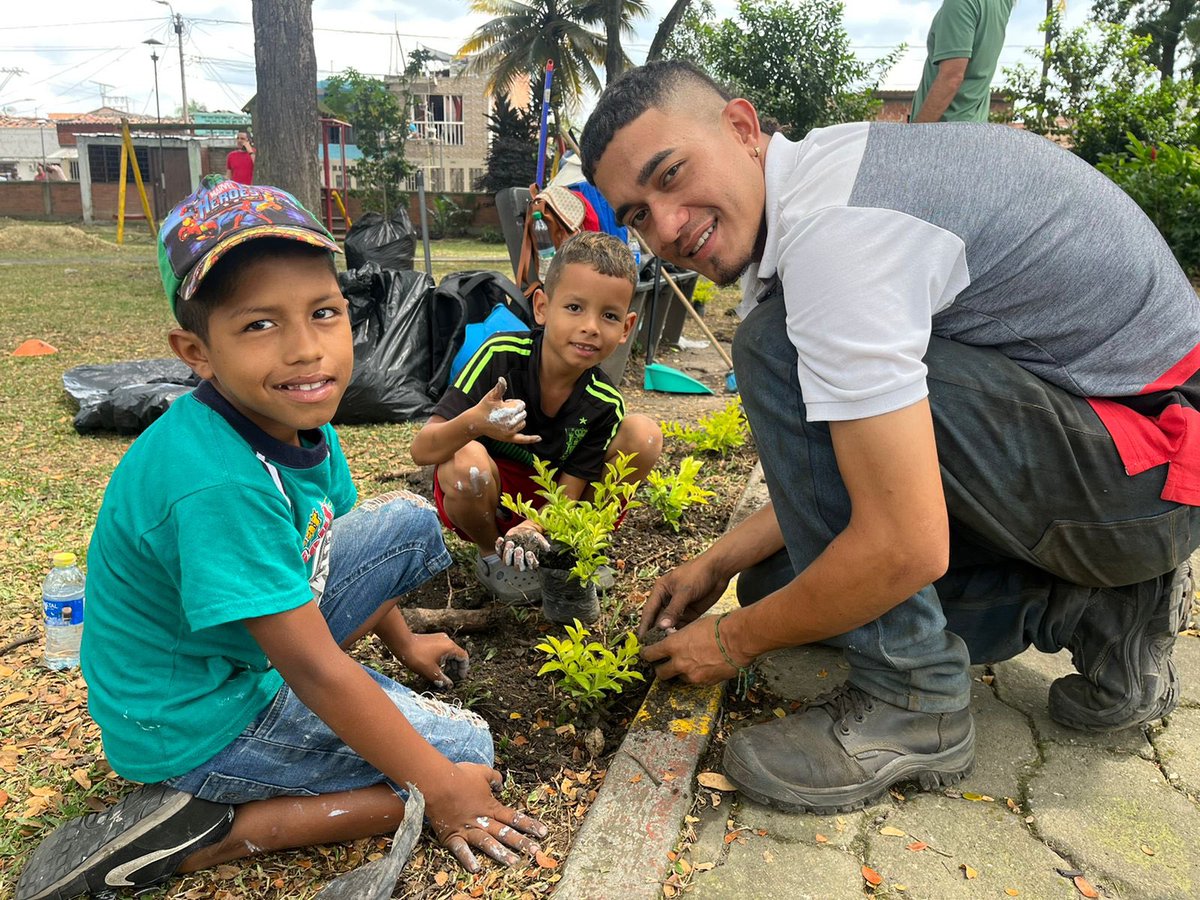 sidocfundacion's tweet image. ¡Sueña, siembra, florece! 
El Polideportivo del barrio La Emilia, en Palmira, fue el escenario de un encuentro para hablar de paz, en el marco de la visita de @OpenSociety. Gracias PAZOS @AlcaldiaPalmira y @ValleCompromiso por #ForjarOportunidades