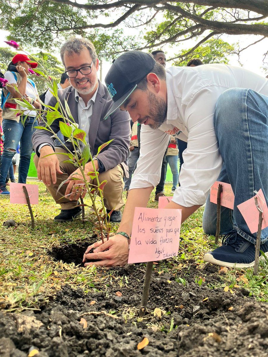 sidocfundacion's tweet image. ¡Sueña, siembra, florece! 
El Polideportivo del barrio La Emilia, en Palmira, fue el escenario de un encuentro para hablar de paz, en el marco de la visita de @OpenSociety. Gracias PAZOS @AlcaldiaPalmira y @ValleCompromiso por #ForjarOportunidades