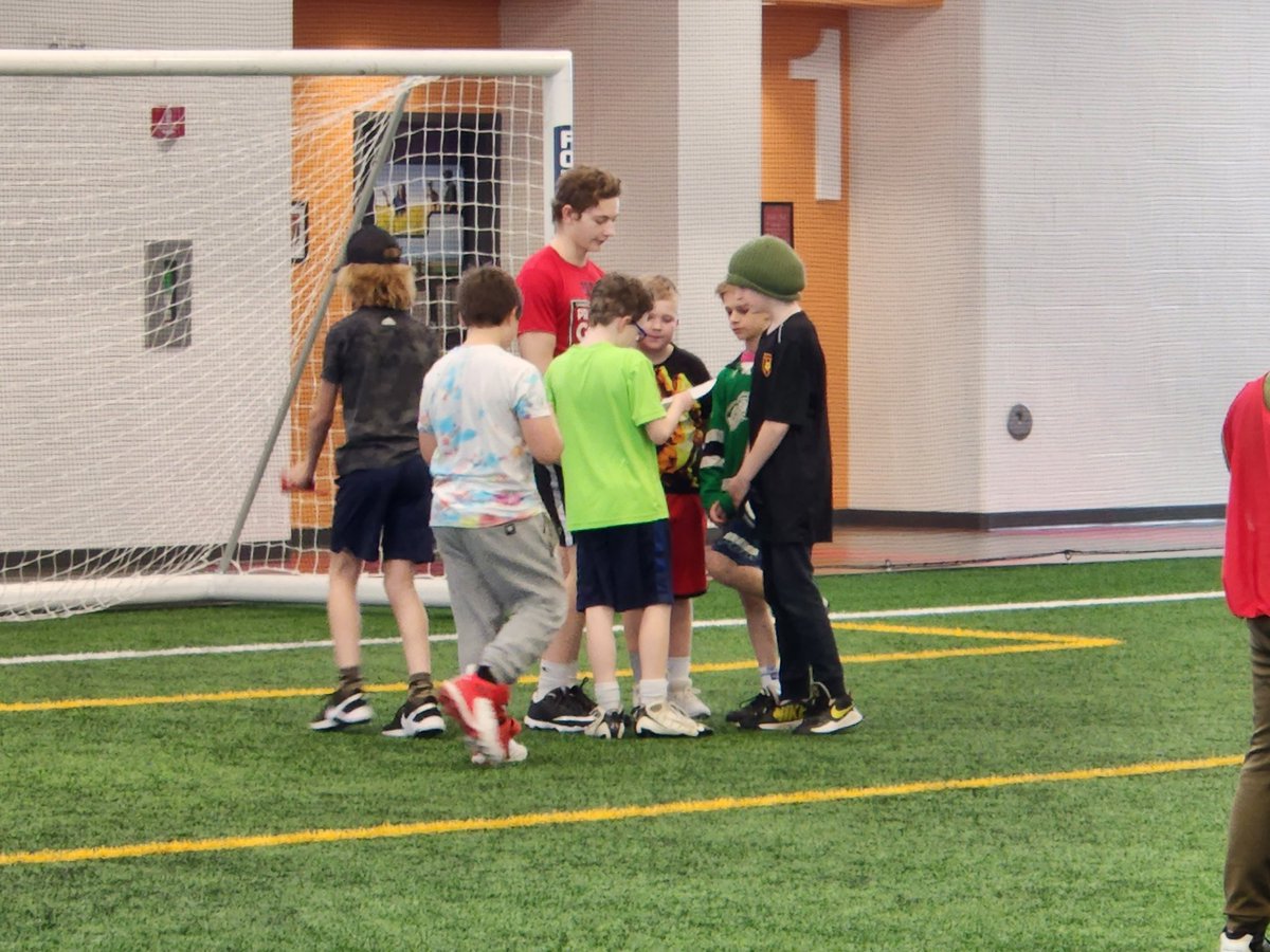 CWcseagles's tweet image. More of our Seniors leading the way for our U10 and U12 WMF touch football sessions today!