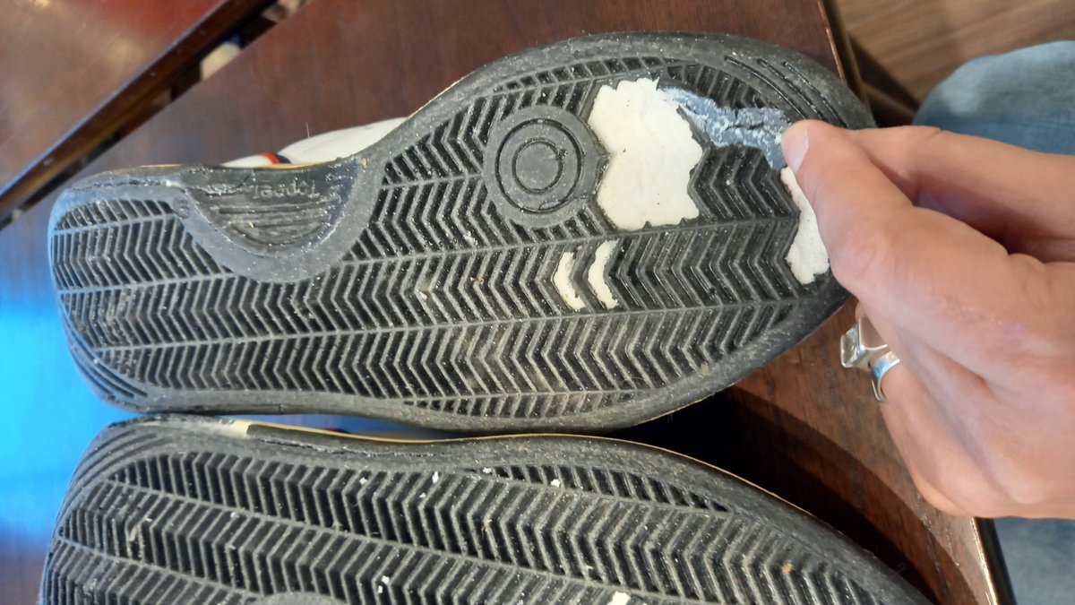 caritoa77's tweet photo. Hola @TopperArgentina las plantas de mis Zapas nuevas se desintegraron!!! 
Me mandan unas nuevas? O que hacemos? https://t.co/u4XvqXsqKw