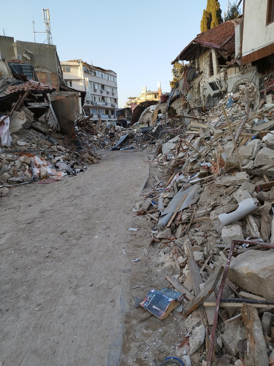 Göğsüm daralıyor,
Yüreğim kanıyor, 
Olmasaydı sonun böyle..
#hatay 
#deprem