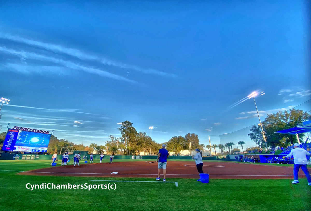 Cyndicha's tweet photo. Almost that time! #openinghomegame 🥎
@GatorsSB @_TimWalton @uf
(📷 @Cyndicha) #gogators #gatorsoftball 🐊🥎🧡💙 https://t.co/o2Mix1dQeL