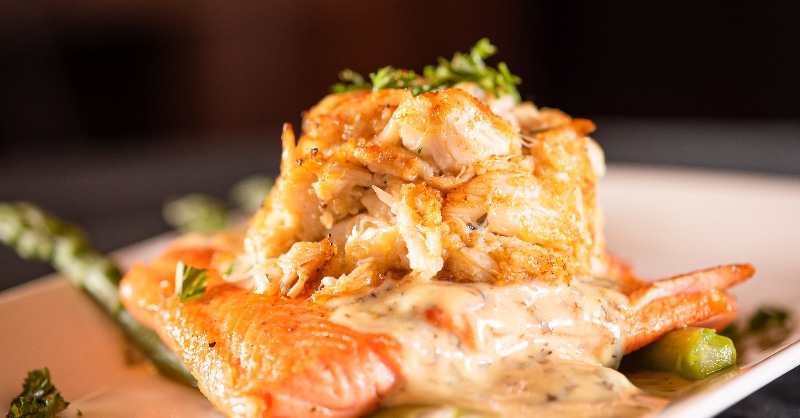 joinredmountain's tweet photo. This decadent dinner may be rich and filling but it happens to be RM3®-approved too! Treat your love to a healthy home-cooked Salmon Seafood Oscar.  #Recipe: https://t.co/0e2B9BebiY