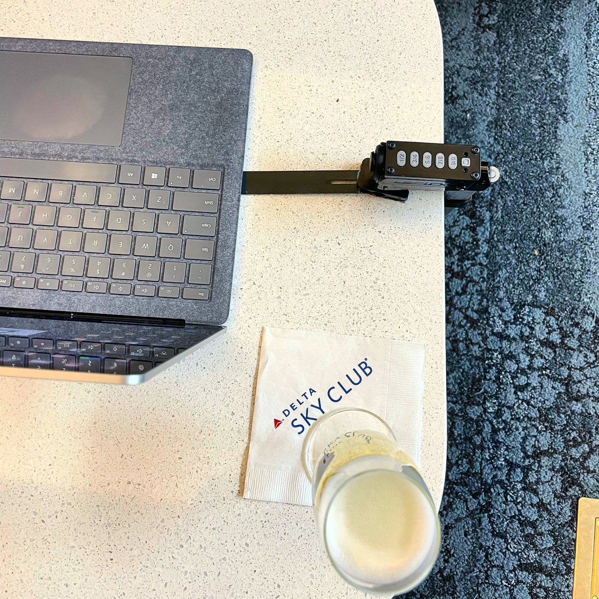 TechlokS's tweet image. Enjoy the finer things in life… 

Like champagne and not having to worry about your laptop getting stolen 😌

#deltaskyclub #laptopaccessories #laptophacks #travelhacks #traveltip
