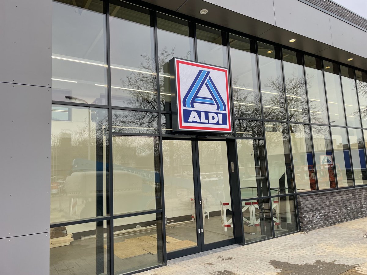 VeldeHan's tweet image. ⁦@VenVBouw⁩, vandaag oplevering Aldi supermarkt met ondergrondse parkeergarage. @aldivastgoed dank voor de fijne en constructieve samenwerking. @bouwparners ⁦@BcEsselink⁩ @metselbedijf Terpstra @buro den Hollander.
@opening @winkel@ 24 februari.