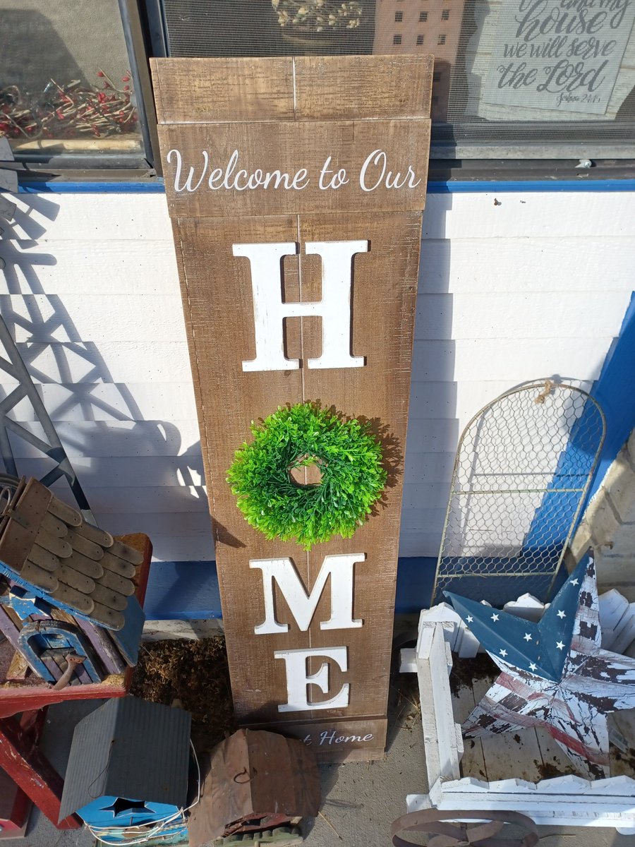 Check out this sign my mom got today! Quite a friendly greeting, huh?
#sign #aspergers #house #welcome #welcomesign #wreath
 pin.it/3zxoZn2 via @pinterest