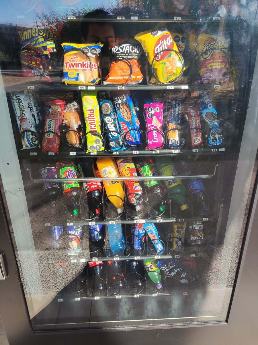 Shinobufan01's tweet photo. Vaya pendejada que la universidad no venda ni una puta botella de agua en ningún lado. https://t.co/8pjqryd3dI