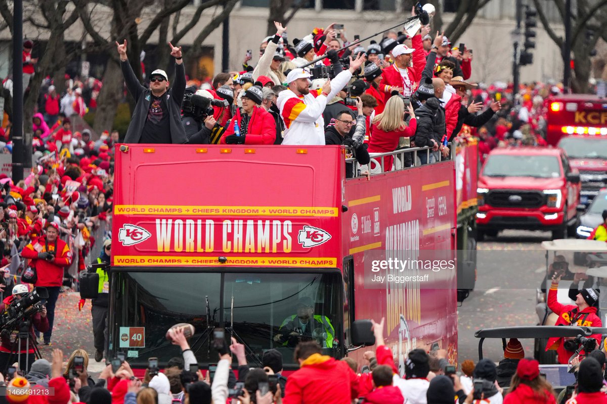 GettySport's tweet photo. Super Bowl Champs! 🏆

The Kansas City @Chiefs celebrate with fans during their #SuperBowlLVII victory parade in #KansasCity, Missouri #NFL 📸: Jay Biggerstaff, David Eulitt https://t.co/iRgi9GpMWn