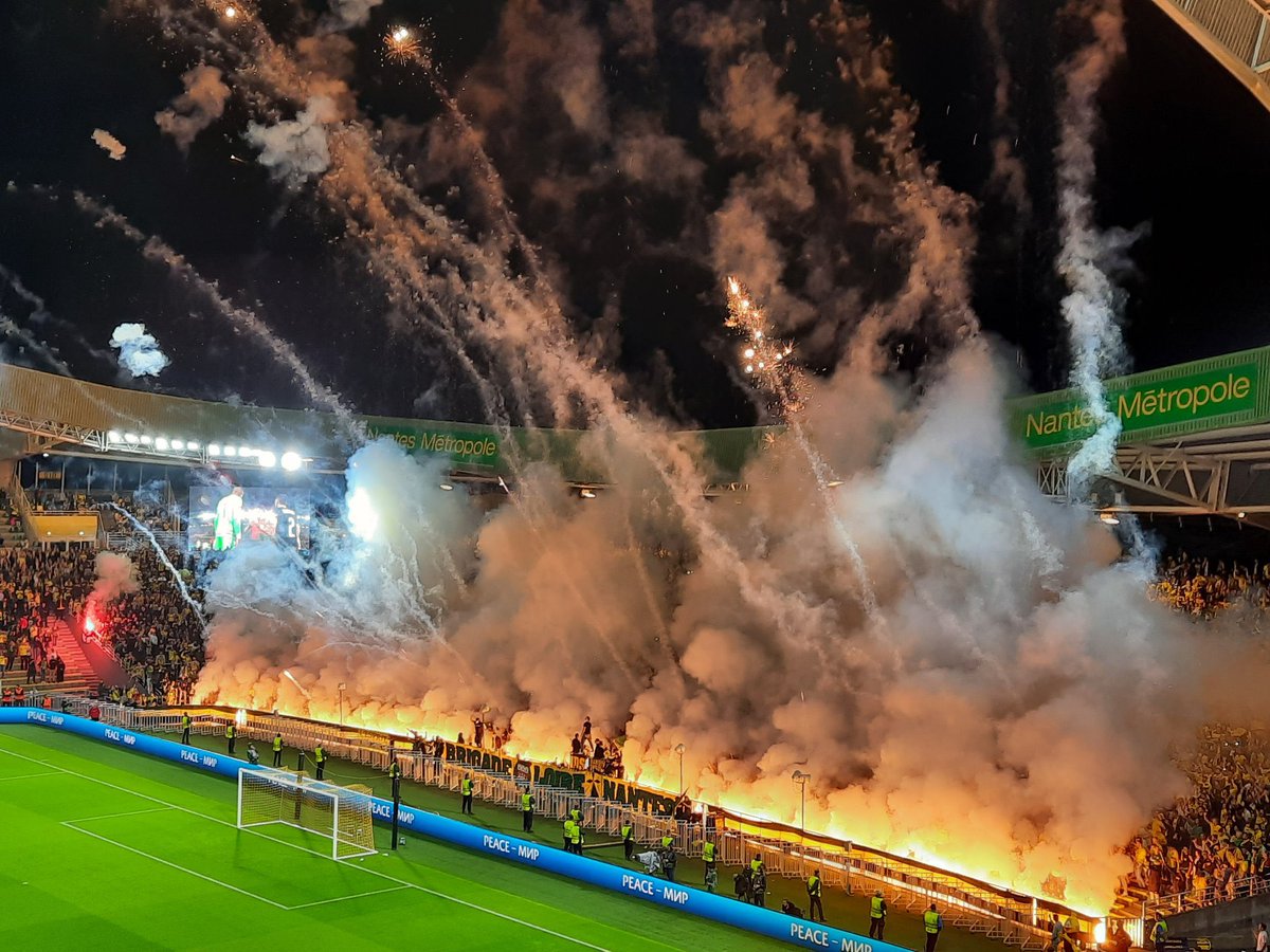 Jules_LeNantais's tweet photo. Il est minuit, le FC Nantes affronte aujourd’hui la Juventus de Turin.

Ce n’est pas un rêve ! Jamais je pensais cela possible.

Ligue 2, Sala, les barrages, la CDF, l’Europe aujourd’hui, nous sommes passés par toutes les émotions possibles.

ON EST NANTES PU***N ! 🔰

#JUVFCN https://t.co/EbOmF40sdW