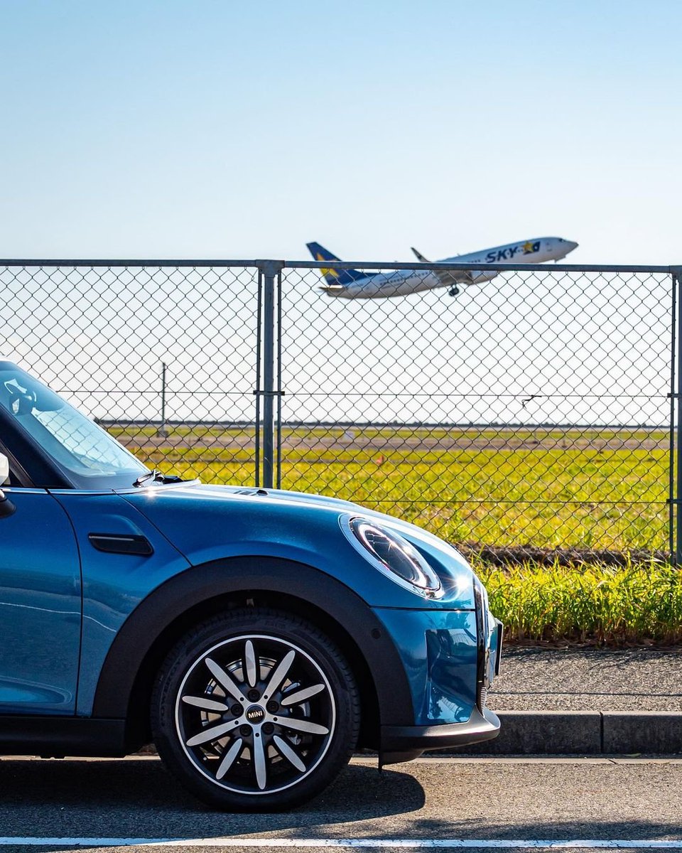 What did the MINI say to the plane? 
Add your best captions below!
📸 IG User _t2a_ki_

#Details #MINI