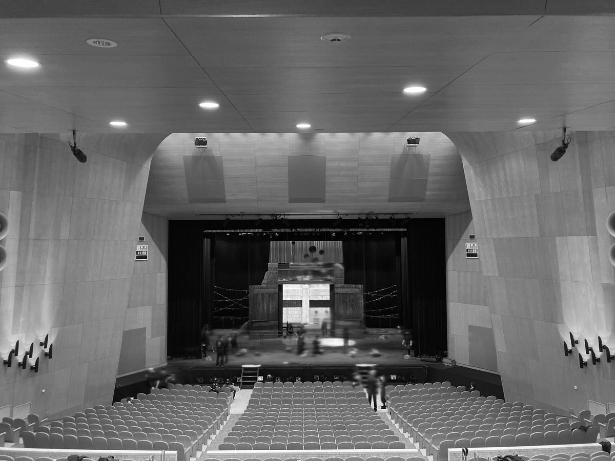 Shakespeare_sss's tweet photo. #ジョン王 埼玉公演準備中🚧

『ジョン王』ついに明日2/17に埼玉公演が開幕します👑

会場は【埼玉会館】🌱
いつもの彩の国さいたま芸術劇場ではありませんので、お間違いないのよう🙏🏻

最寄駅は【浦和駅】です🚃

劇場も順調に仕込み中⚒
みなさんをお迎えする準備を整えて、お待ちしております！ https://t.co/ayUvVECFCR