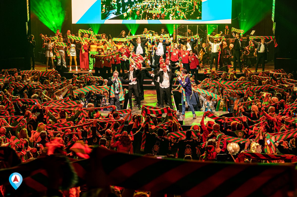beeldmannetje's tweet photo. Het zijn de kleuren van carnaval in @kruikenstadnl en je ziet ze overal. 
Die mooie groen oranje sjaal! Morgen meer foto's via https://t.co/ihRN1TqTuz van het Irste kruikenconcert
#kruikenstad #Poppodium013 #carnaval #groenoranje💚🧡 https://t.co/e1RRNYevBv