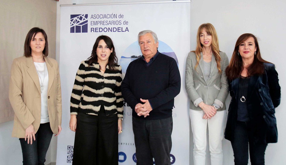 A Conselleria de Promoción do Emprego e Igualdade, María Jesús Lourenzana e Enrique Lago, presidente da Asociación de Empresarios de Redondela formalizan a adhesión ao protocolo para difundir as ofertas de traballo no servizo galego de emprego.
Saber mais: cutt.ly/13DfLTI