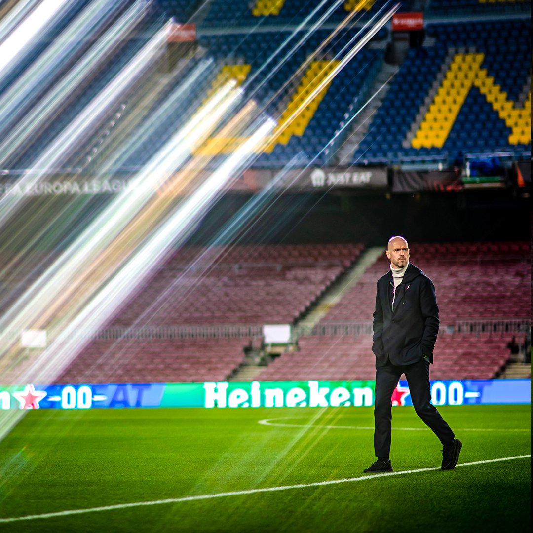 brfootball's tweet photo. Erik ten Hag takes in the Camp Nou 🔴🔵 https://t.co/jcXqtrGN8m