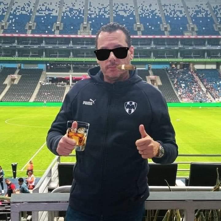 KekoOntiveros's tweet photo. *la nalguea, pone al equipo en la cima de la tabla, rompe marca de partidos ganados al hilo, pone a jugar a a Alfonso y a Funes, mete promos en el estadio, tiene a los de enfrente haciendo mosaicos estilo Movistar para llamar la atención  y se va caminando con la desta de fuera* https://t.co/3rGTHrwRUr
