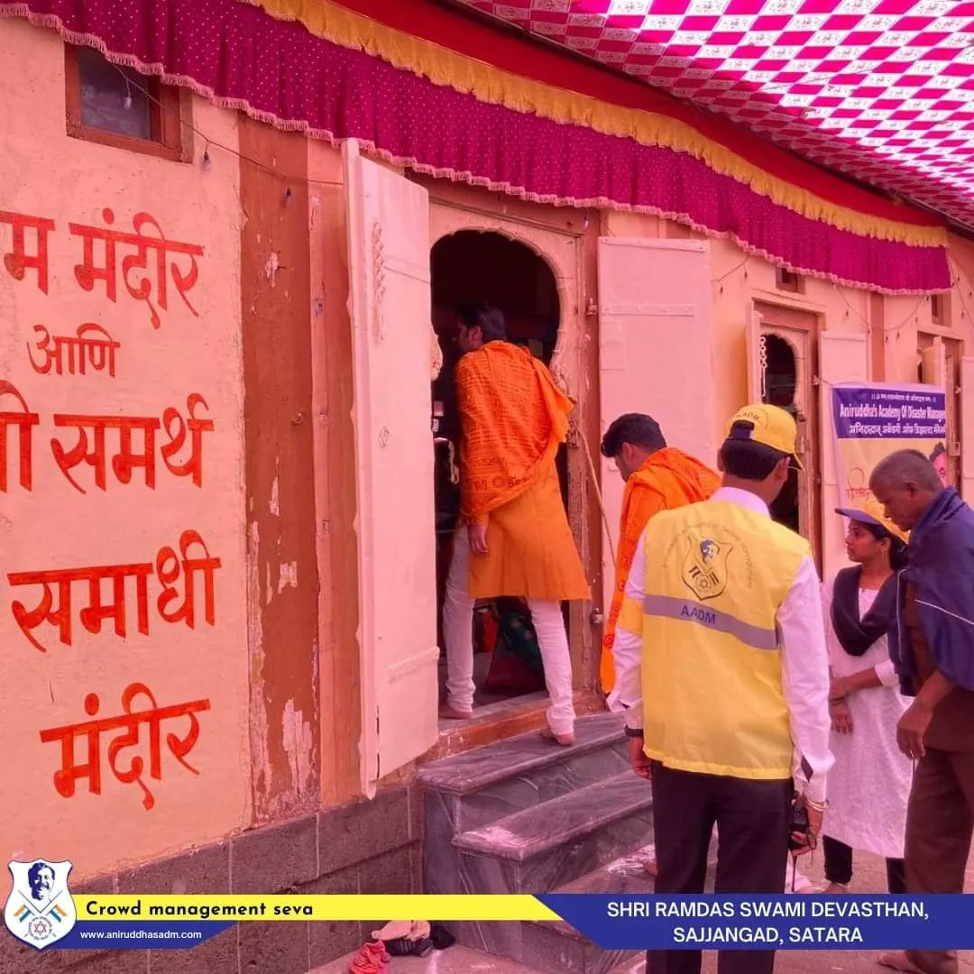 aniruddhasadm's tweet photo. At the request of the temple authorities, @aniruddhasadm is offering #CrowdManagement Seva at Shri Ramdas Swami Devsatan, Sajjangad at Satara on the occasion of Dasnavmi Utsav.
#AADM
#Dasnavmi  #Sajjangad 
#Satara
#CrowdControl #DevotionalService  #DisasterManagement https://t.co/pHGaFBWTah
