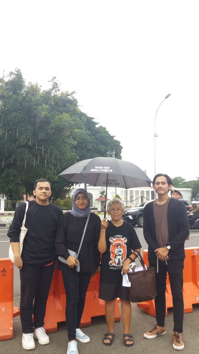 sumarsih11's tweet photo. Mengundang kawan2 hadir untuk @AksiKamisan ke-764 pada hari ini tg. 16/2/'23 jam 4-5 sore di depan Istana Presiden, Jakarta. Bagi yang tidak ke lokasi aksi bisa chatting di youtube JAKARTANICUS.
@dipanggilwawan korban Tragedi Semanggi I -13 November '98. https://t.co/B0yPKaxmF3