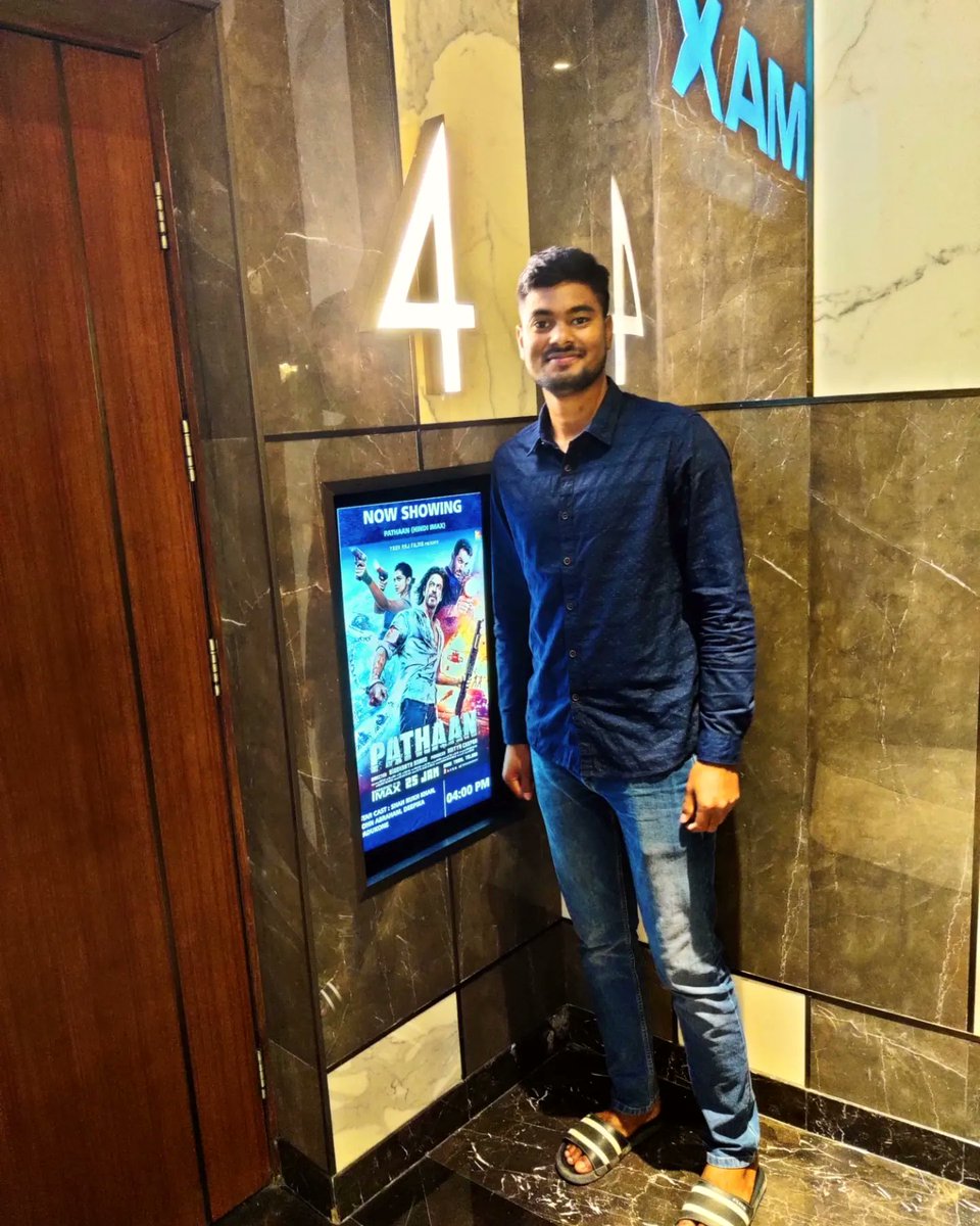 Prateek29745660's tweet photo. 👉👉कुछ पल की ज़िन्दगी है इसलिए हर पल
एन्जॉय करो।
.
.
.
#Lucknow #phoniexplassio #IMAX #imaxcinema #skr #Pathanmovie https://t.co/ah40hrJ0qD