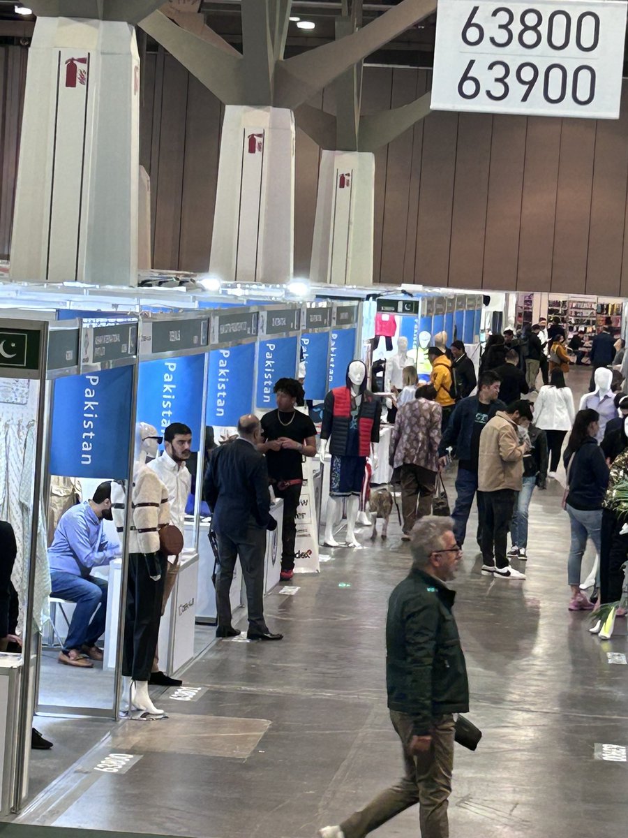 moodee_q's tweet photo. Pakistan Pavillon @SOURCINGatMAGIC -our amazing exhibitors for Textile, Apparel, Sportswear, leather and Denim generated alot of interest from Buyers. @tdap_official @mincompk @Emergingpk #SourcingatMagic #EmergingPakistan https://t.co/5TlkiOQeit