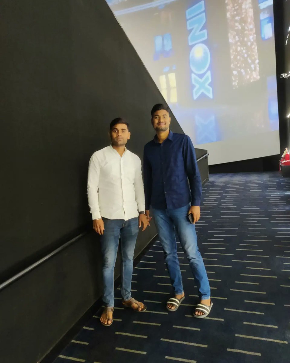 Prateek29745660's tweet photo. 👉👉कुछ पल की ज़िन्दगी है इसलिए हर पल
एन्जॉय करो।
.
.
.
#Lucknow #phoniexplassio #IMAX #imaxcinema #skr #Pathanmovie https://t.co/ah40hrJ0qD