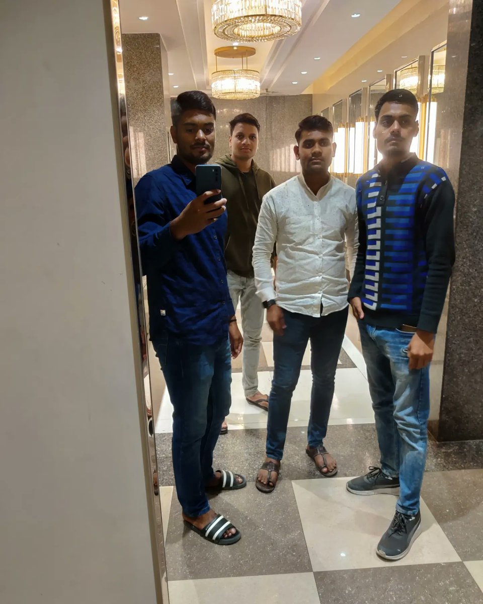 Prateek29745660's tweet photo. 👉👉कुछ पल की ज़िन्दगी है इसलिए हर पल
एन्जॉय करो।
.
.
.
#Lucknow #phoniexplassio #IMAX #imaxcinema #skr #Pathanmovie https://t.co/ah40hrJ0qD