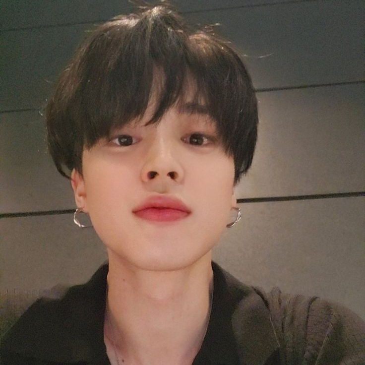 _goldenminie's tweet photo. Mini Kookmin au

Jungkook y jimin son mejores amigos, siempre tienen el rol de enviarse cosas random en sus celulares.

Todo cambiará cuando accidentalmente jimin le envía una nudes a Jungkook. https://t.co/Klycu0xn7I