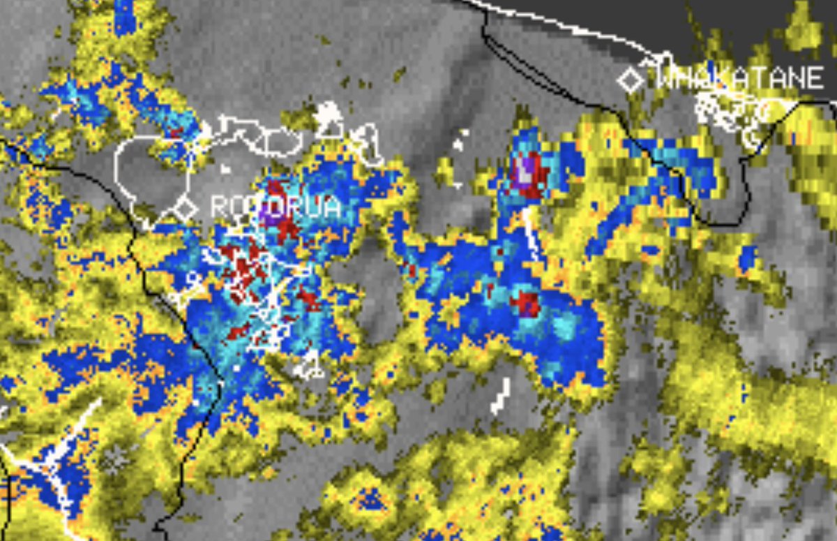 WeatherWatchNZ's tweet photo. 🚨⚡️A significant thunderstorm outbreak continues across #BoP. #Rotorua #Tauranga #TePuke #Kawerau 

📡Rain Radar: https://t.co/sZ6VGec556

⚡️⚠️Severe Thunderstorm Warning issued by @MetService: https://t.co/7xoHnjeNiw https://t.co/qgddyriDTr