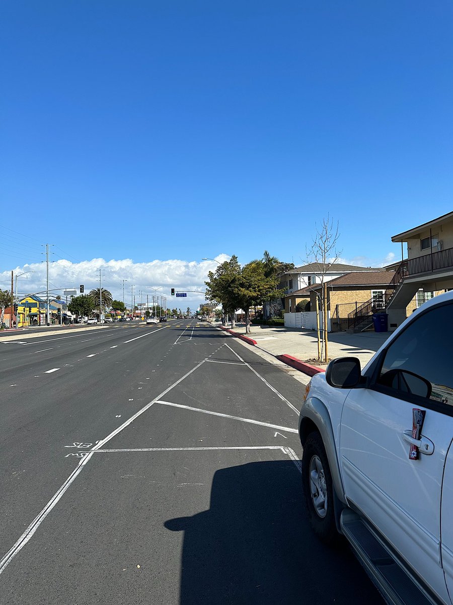 clintfisher's tweet photo. No idea what’s happening here, except eventually a driver turning right clipping a cyclist way before the intersection https://t.co/PaSMId0fvK