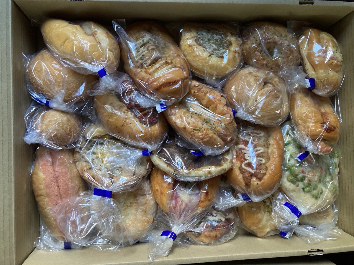 HideNakagawa's tweet photo. 段ボールにパンパンのパン🍞🥐🥖🥪
嬉しい美味しいギフトが届きました😊
#tortarosso https://t.co/l4LfGE5a0e