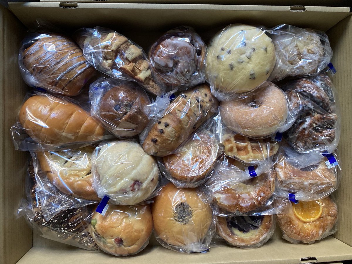 HideNakagawa's tweet photo. 段ボールにパンパンのパン🍞🥐🥖🥪
嬉しい美味しいギフトが届きました😊
#tortarosso https://t.co/l4LfGE5a0e