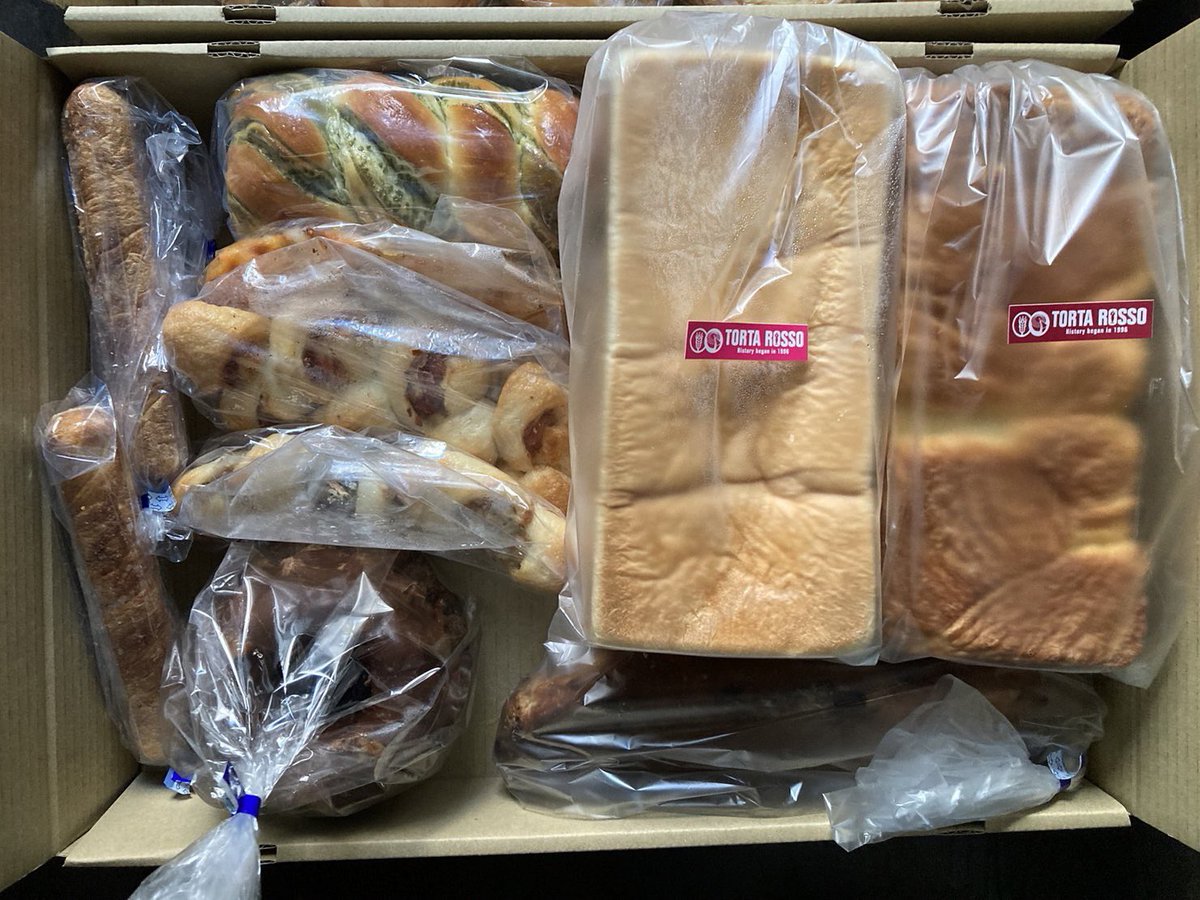 HideNakagawa's tweet photo. 段ボールにパンパンのパン🍞🥐🥖🥪
嬉しい美味しいギフトが届きました😊
#tortarosso https://t.co/l4LfGE5a0e