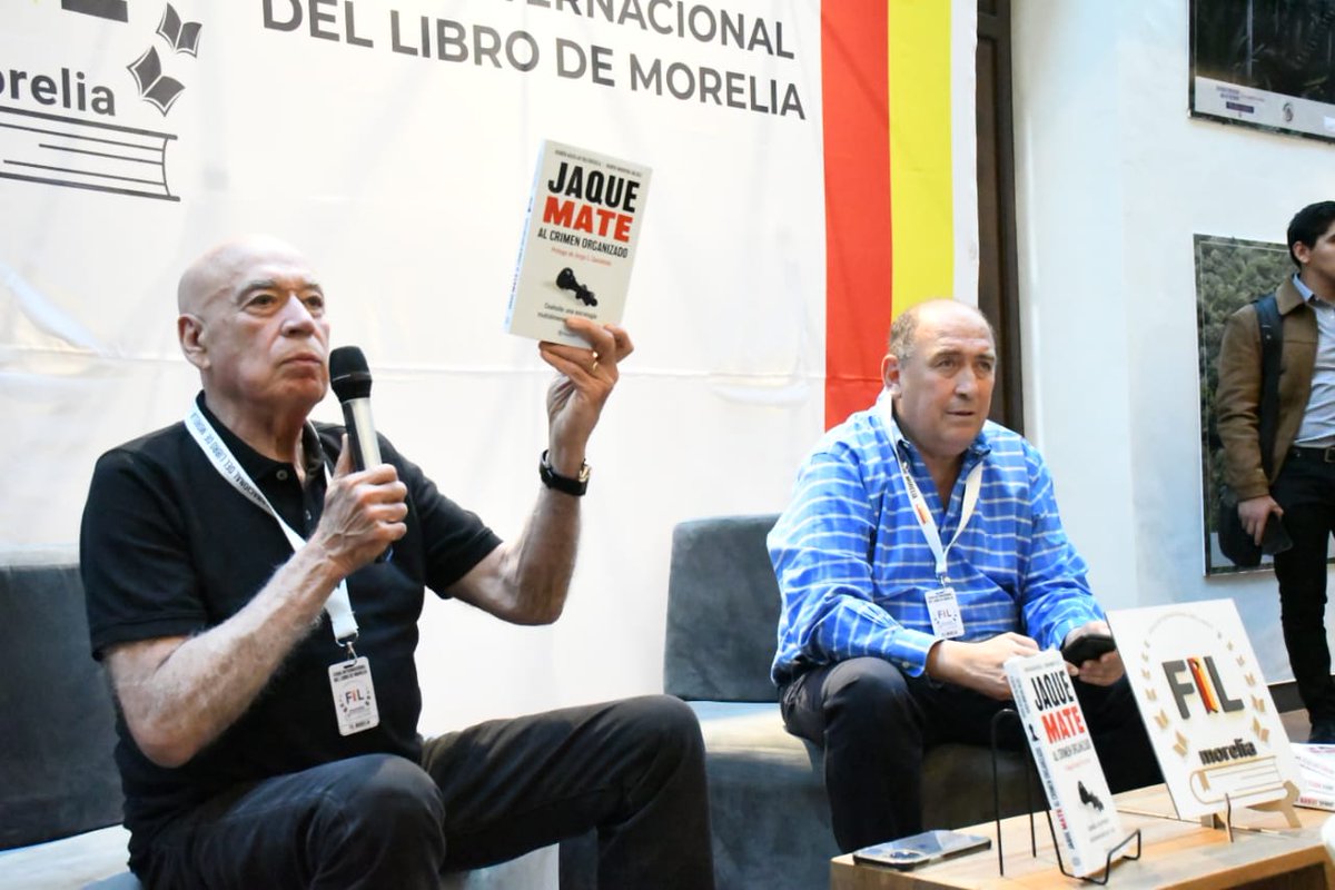 FILMorelia's tweet photo. El éxito fue de todos nuestros lectores y comunidad literaria. Gracias por su presencia en la presentación del Libro JAQUE MATE al crimen organizado de la editorial Planeta. Fue un día de fiesta para sus autores Rubén Moreira Valdez y Rubén Aguilar Valenzuela. Somos FIL Morelia🔖 https://t.co/rsEbP9CUD1