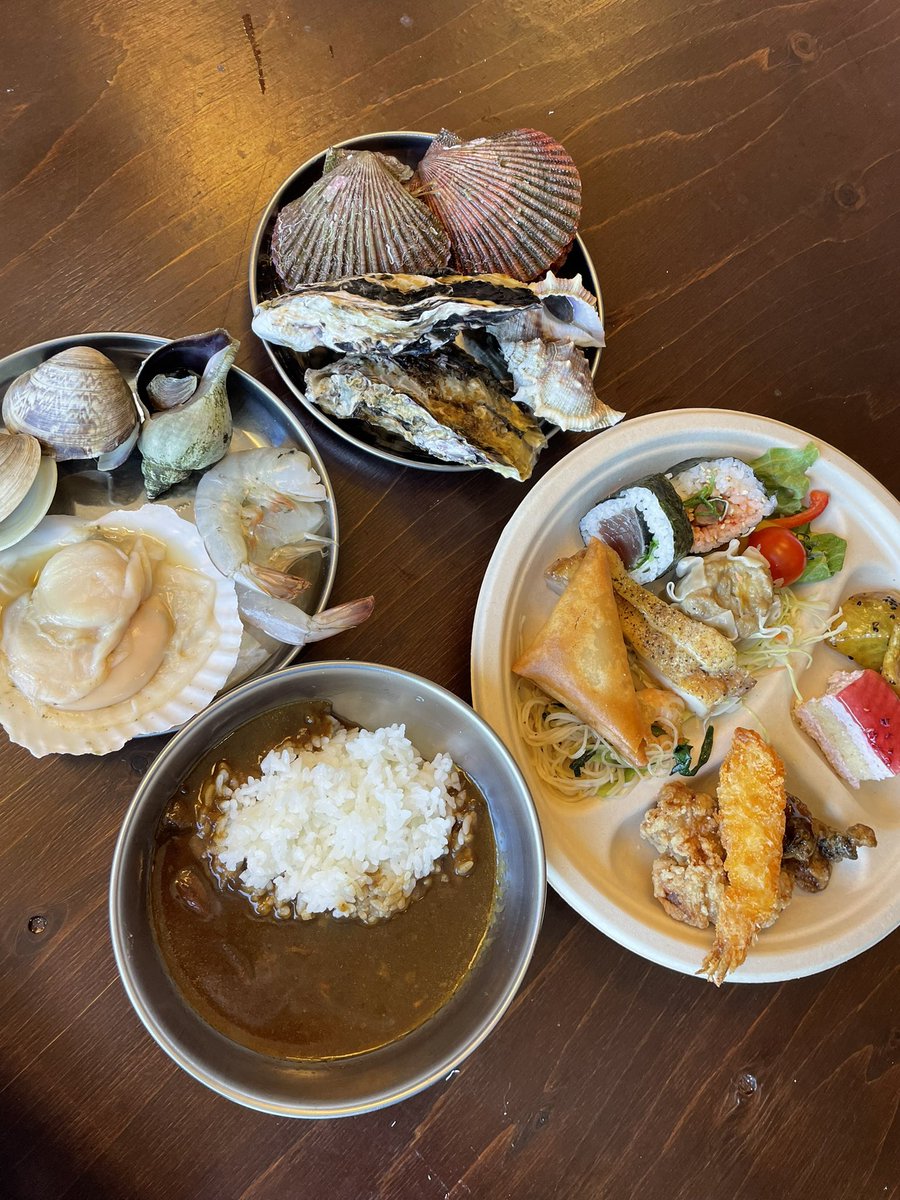 yosakoicatv's tweet photo. お昼はお店紹介で宇佐町の「海鮮浜焼きバイキング あみ浜食堂」へ❣️

新鮮な貝はもちろん、焼肉、揚げ物、おでん、スイーツバイキングなど60種類以上😳！

どれも美味しすぎました、、！
3月末まで牡蠣フェアもやってるのでぜひ🌟（なっちゃん） https://t.co/rUDL84y1iD