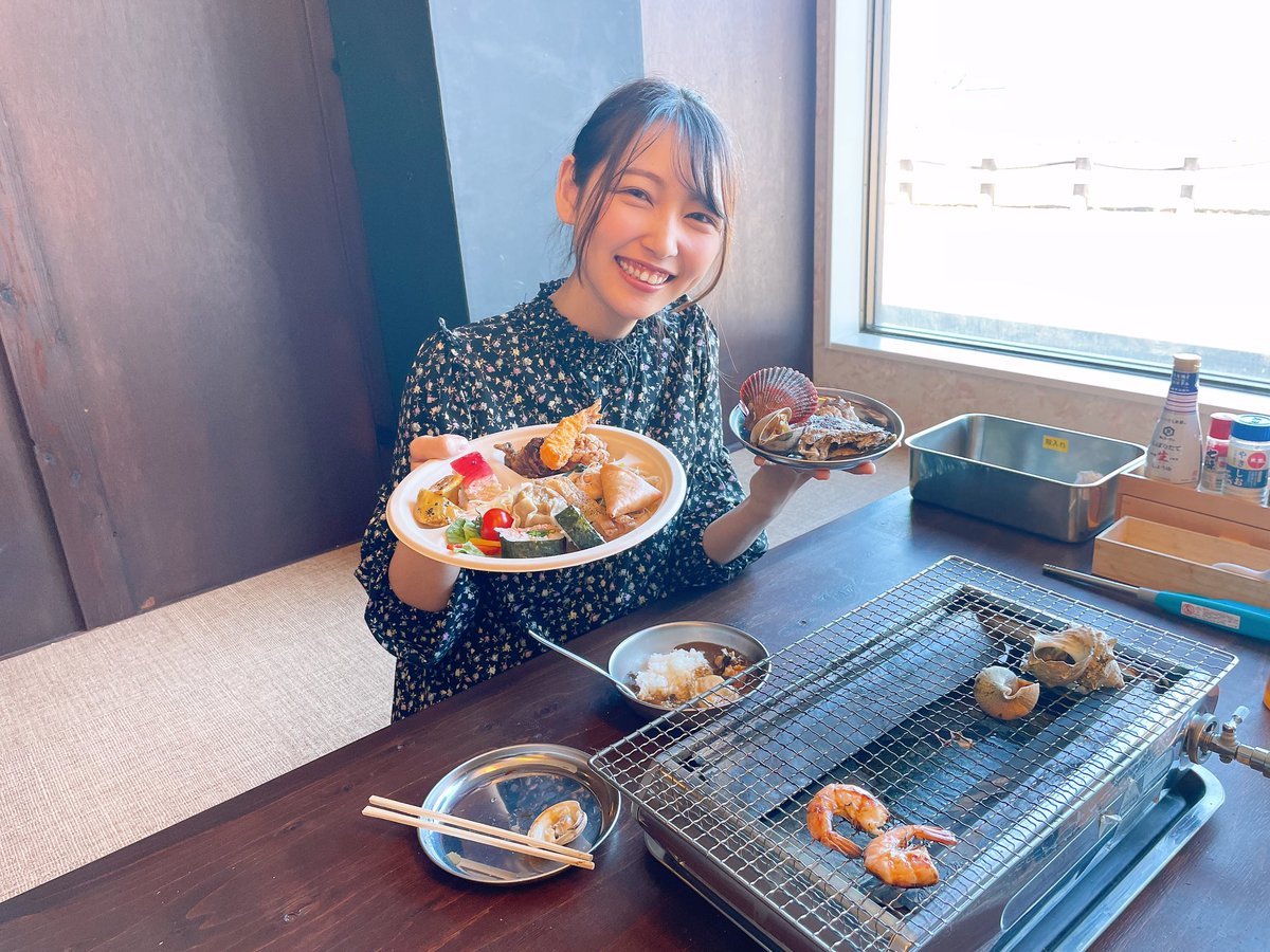 yosakoicatv's tweet photo. お昼はお店紹介で宇佐町の「海鮮浜焼きバイキング あみ浜食堂」へ❣️

新鮮な貝はもちろん、焼肉、揚げ物、おでん、スイーツバイキングなど60種類以上😳！

どれも美味しすぎました、、！
3月末まで牡蠣フェアもやってるのでぜひ🌟（なっちゃん） https://t.co/rUDL84y1iD