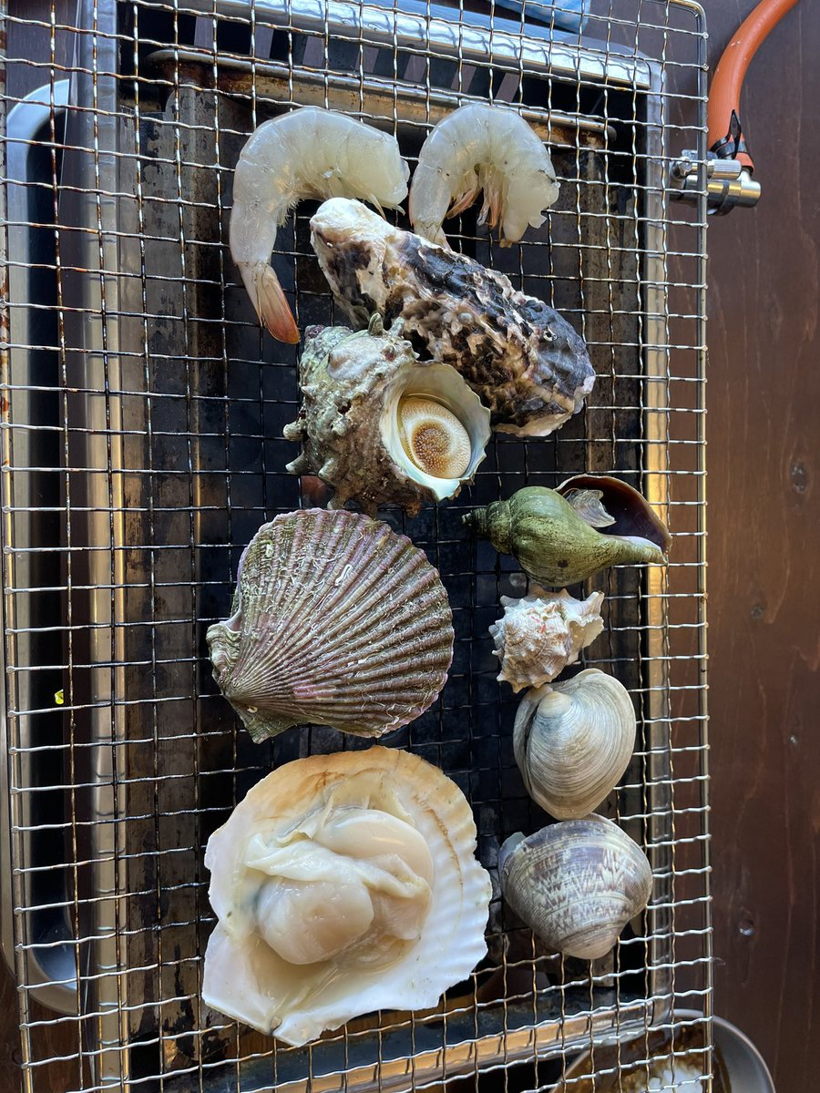 yosakoicatv's tweet photo. お昼はお店紹介で宇佐町の「海鮮浜焼きバイキング あみ浜食堂」へ❣️

新鮮な貝はもちろん、焼肉、揚げ物、おでん、スイーツバイキングなど60種類以上😳！

どれも美味しすぎました、、！
3月末まで牡蠣フェアもやってるのでぜひ🌟（なっちゃん） https://t.co/rUDL84y1iD