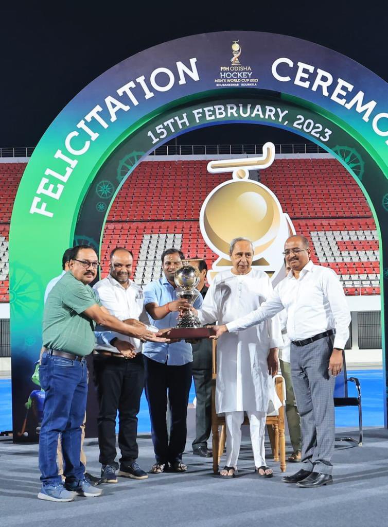 devasissarangi's tweet image. Many congratulations @TheAnsumanRath ❤️4 being felicitated by Hon’ble Chief Minister of Odisha, Naveen Patnaik ji 🙏,as part of Dept. of Tourism team, 4 efforts towards successful organising 👏🏻 of Men’s #HockeyWorldCup2023 in #Odisha
#HWC2023 #HockeyHaiDilMera #IndiaKaGame