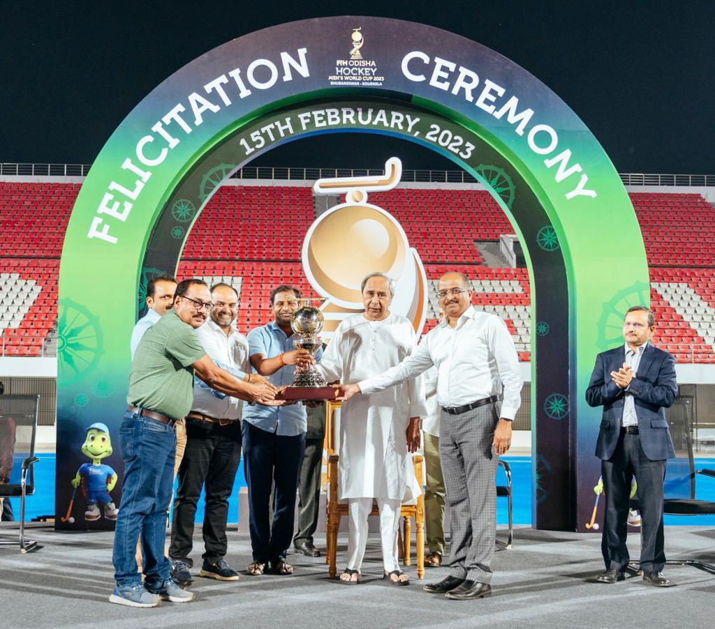 devasissarangi's tweet image. Many congratulations @TheAnsumanRath ❤️4 being felicitated by Hon’ble Chief Minister of Odisha, Naveen Patnaik ji 🙏,as part of Dept. of Tourism team, 4 efforts towards successful organising 👏🏻 of Men’s #HockeyWorldCup2023 in #Odisha
#HWC2023 #HockeyHaiDilMera #IndiaKaGame