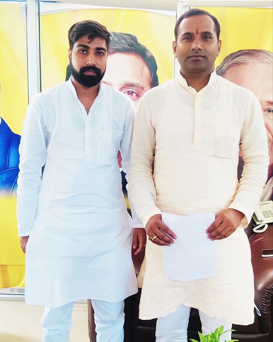 Ashishpanwar800's tweet photo. बड़े भैया मेरे गुरु सरल स्वभाव के व्यक्ति @sunilyadv_unnao को जन्मदिवस की हार्दिक शुभकामनाएं।
आप ऐसे ही स्वस्थ रहे और मुस्कुराते रहे https://t.co/542cT5OD3j