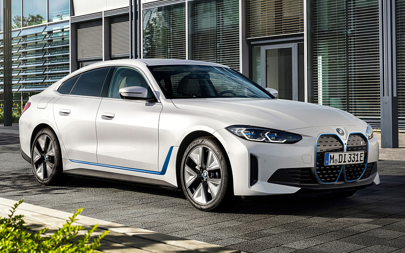 car_watch's tweet photo. BMW、4シリーズ グラン クーペにバッテリEVのエントリーモデル「i4 eDrive35」追加 https://t.co/4PVOzPY06s #BMW #i4 #eDrive35 #4シリーズ https://t.co/YIEcyYODw0
