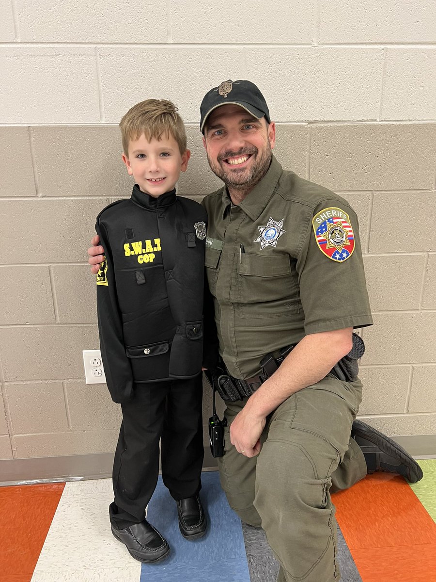 MrsBurnsKinder's tweet photo. I am so thankful to have Officer Erwin(Cousin Christopher) as our SRO at RFE with us! Thank you for being such a great role model for the kids! @RFe_RCS https://t.co/kkqpZvhPKF