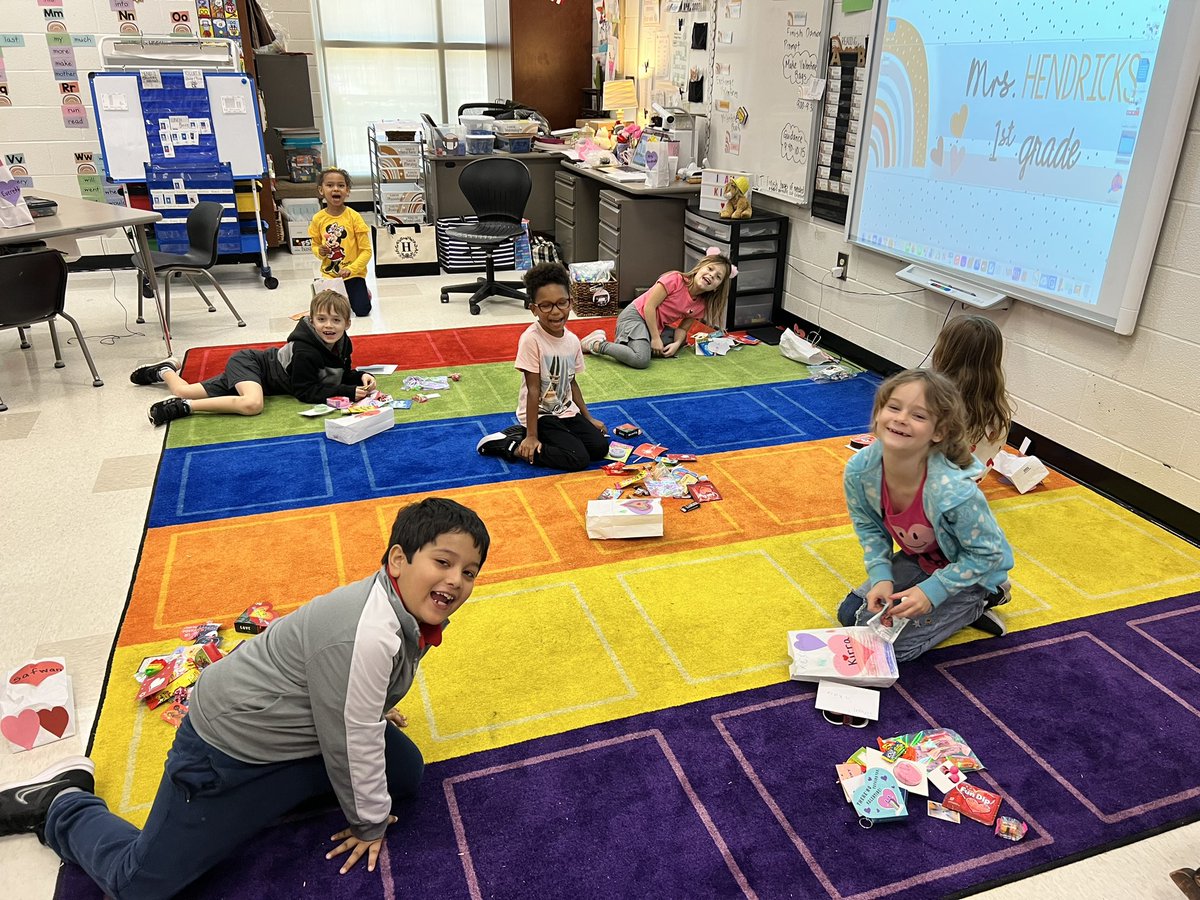 HaliHendricks's tweet photo. Happy Valentine’s Day from 1st grade! ❤️Enjoying reading our valentines from friends! #onerce https://t.co/irGkd0U6mU
