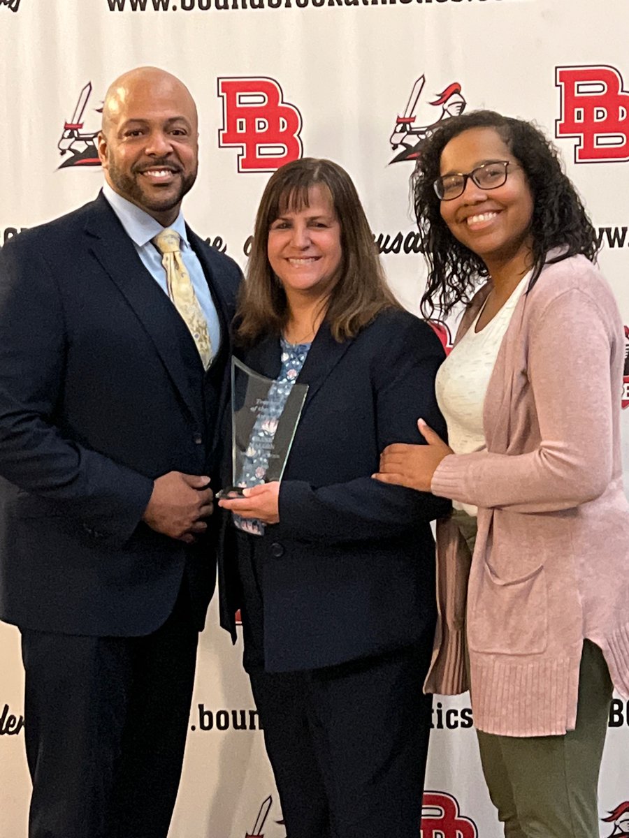 Leunig_Edu's tweet photo. Congratulations to Smalley’s Teacher of the Year, Diane Mallon. I am so privileged to be working with such an amazing educator. #boundtoastound #teamsmALLey https://t.co/sHUNA4pLBs