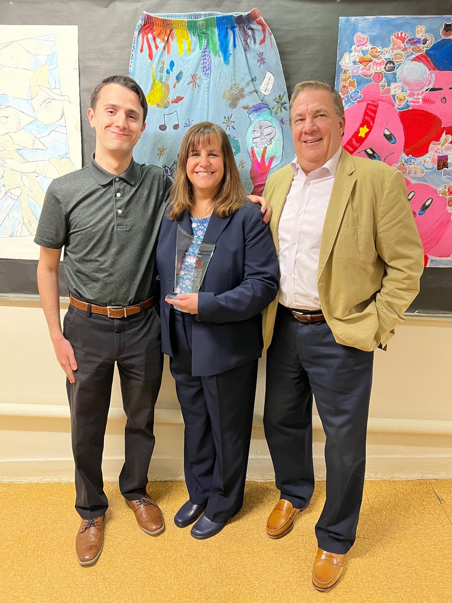 Leunig_Edu's tweet photo. Congratulations to Smalley’s Teacher of the Year, Diane Mallon. I am so privileged to be working with such an amazing educator. #boundtoastound #teamsmALLey https://t.co/sHUNA4pLBs