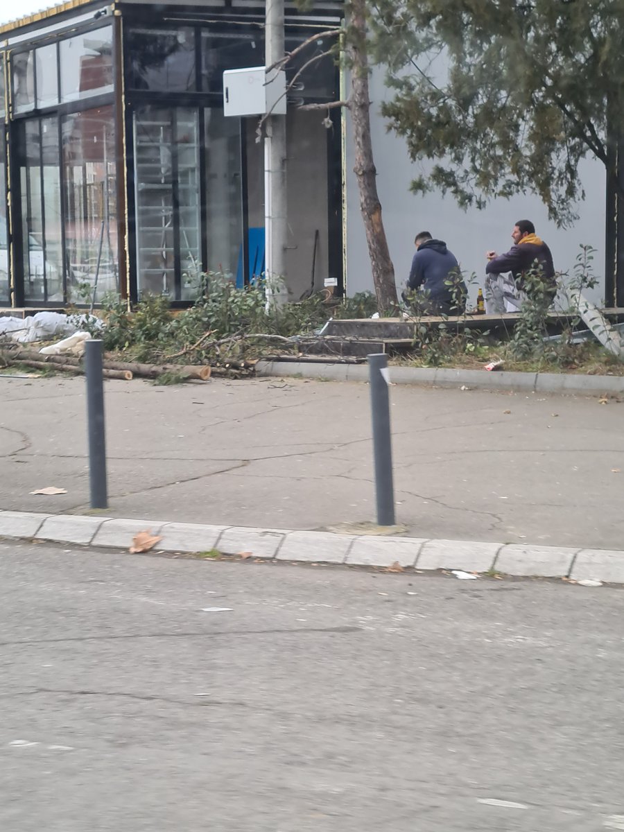 Bespravna gradnja i dalje u toku, mesara se širi a sad se seče i drveće što "smeta"... Ugao ulica Nehruova i Jurija Gagarina <a href="/AcaSapic/">Aleksandar Šapić</a> <a href="/prijavi_problem/">Servisnicentar</a> <a href="/blokovi/">Blokovi.com</a> @ @N1infoBG