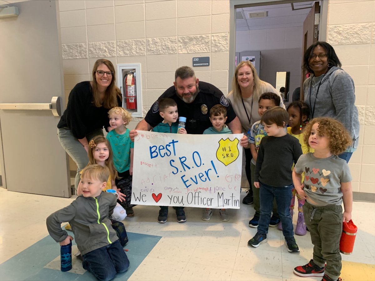 PelhamPoliceAL's tweet photo. Shout out to our team of SROs in @PelhamSchools! While not all are pictured, we couldn't let the day pass without giving them a little extra social media love 💚 on #NationalSchoolResourceOfficerAppreciationDay.
@NASRO_Info
#PelhamPD #pelhamalabama #apathapart #ThePelhamWay https://t.co/QMFa4m1QWs